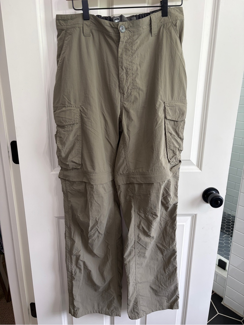 Great condition REI Men's Convertible Cargo Pants size L — Olive Green. Nylon